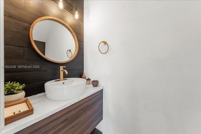 984 NW 104th Ave, Miami, FL 33172