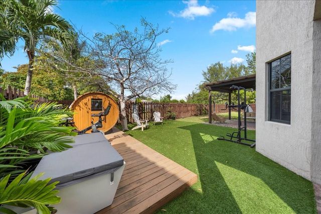 984 NW 104th Ave, Miami, FL 33172