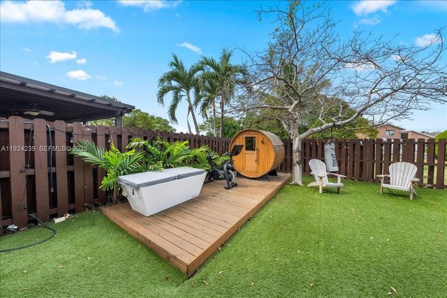 984 NW 104th Ave, Miami, FL 33172