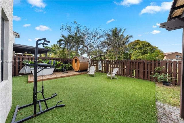 984 NW 104th Ave, Miami, FL 33172