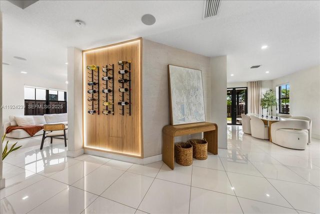 984 NW 104th Ave, Miami, FL 33172