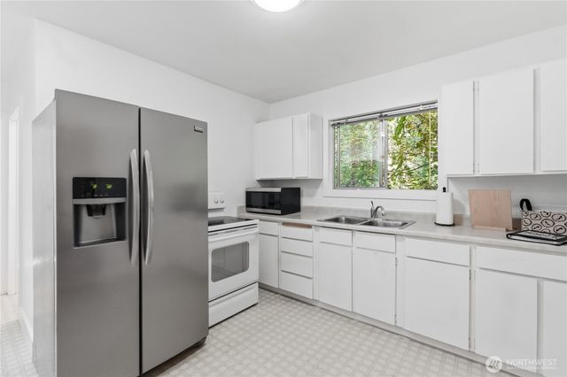 5618 NE Arrowhead Place, Poulsbo, WA 98370
