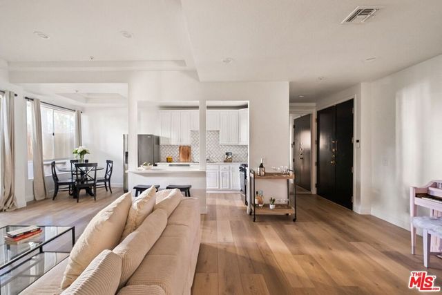 4943 Rosewood Avenue 104, Los Angeles, CA 90004