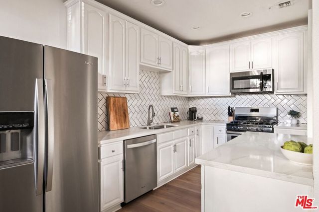 4943 Rosewood Avenue 104, Los Angeles, CA 90004