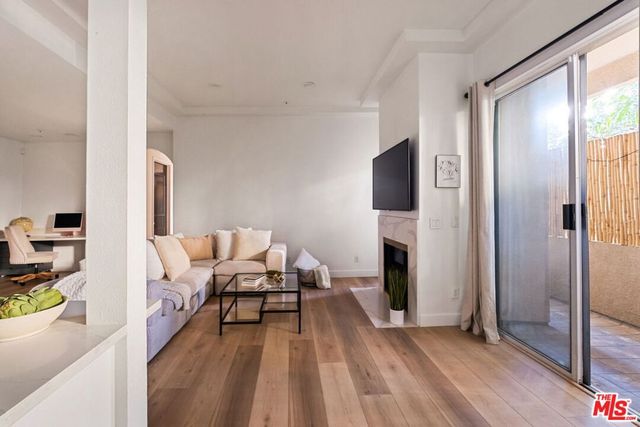 4943 Rosewood Avenue 104, Los Angeles, CA 90004