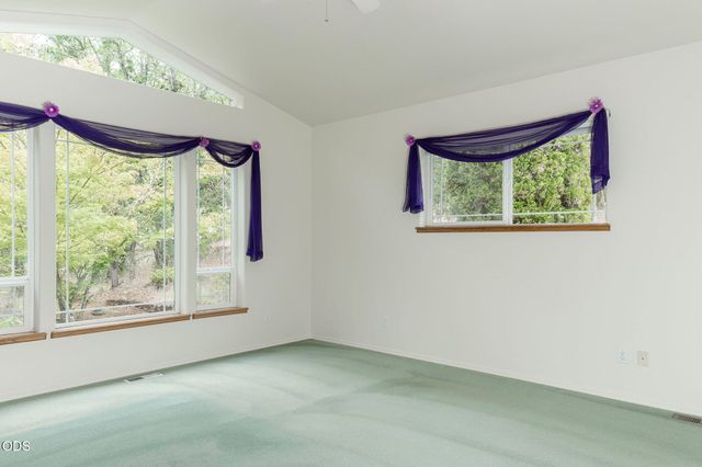 279 Ridgefield Road, Grants Pass, OR 97527