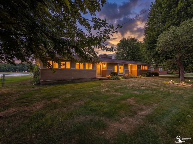 26995 James Avenue, Flat Rock, MI 48134