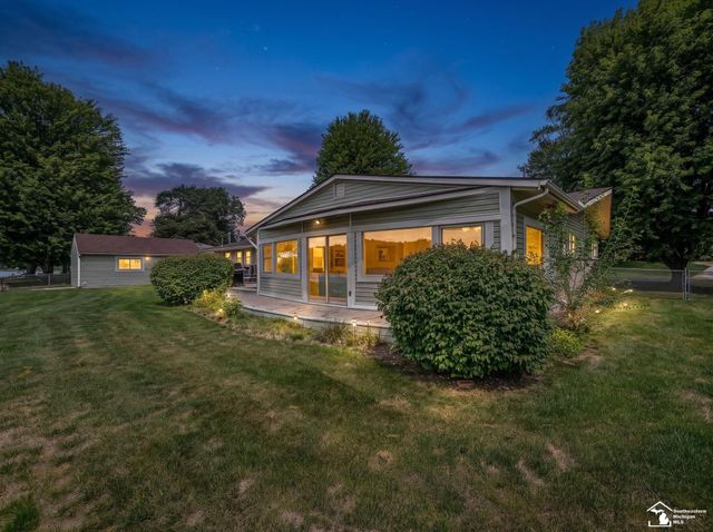 26995 James Avenue, Flat Rock, MI 48134
