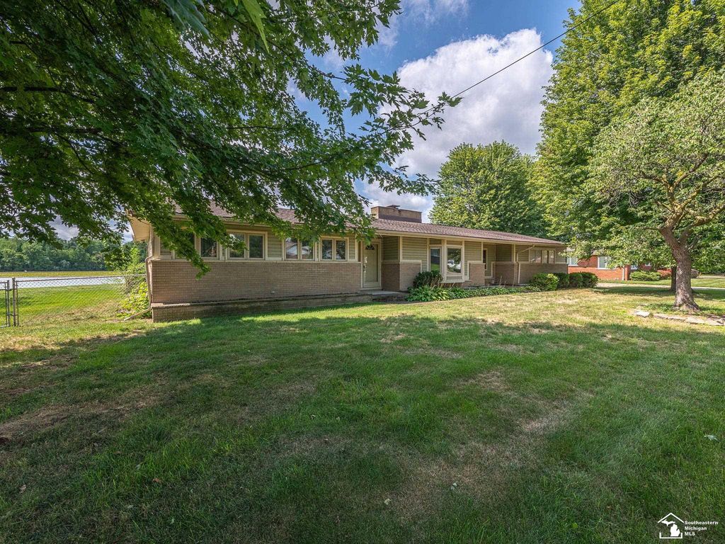26995 James Avenue, Flat Rock, MI 48134