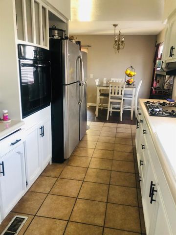 1010 E D St, Oakdale, CA 95361