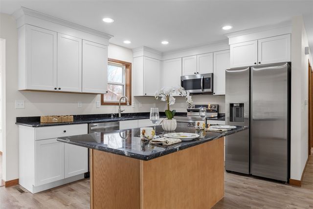 1613 Brookdale Lane, Cedar Rapids, IA 52402