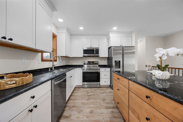 1613 Brookdale Lane, Cedar Rapids, IA 52402