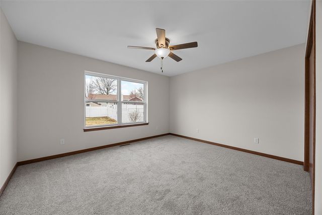 1613 Brookdale Lane, Cedar Rapids, IA 52402