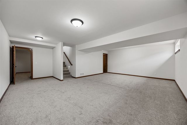 1613 Brookdale Lane, Cedar Rapids, IA 52402