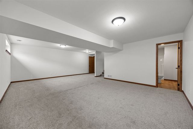 1613 Brookdale Lane, Cedar Rapids, IA 52402