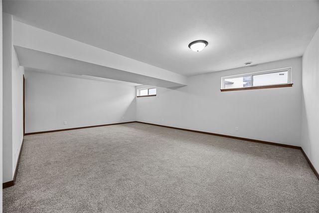 1613 Brookdale Lane, Cedar Rapids, IA 52402