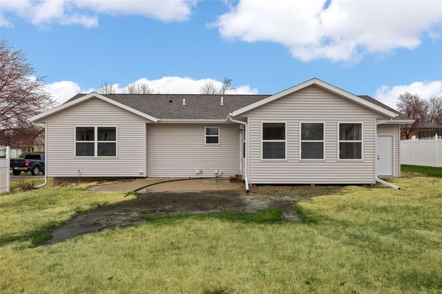1613 Brookdale Lane, Cedar Rapids, IA 52402