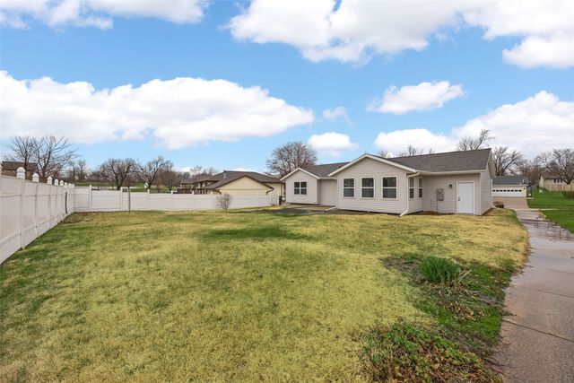 1613 Brookdale Lane, Cedar Rapids, IA 52402