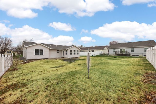1613 Brookdale Lane, Cedar Rapids, IA 52402