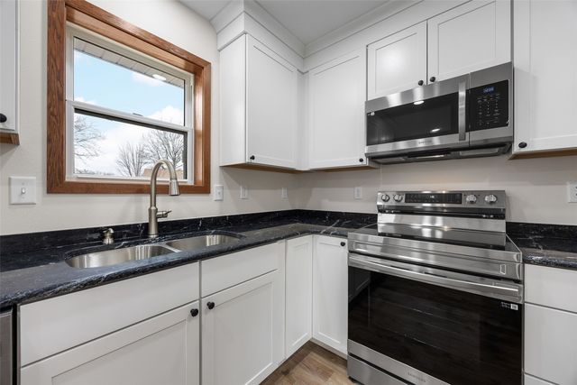 1613 Brookdale Lane, Cedar Rapids, IA 52402