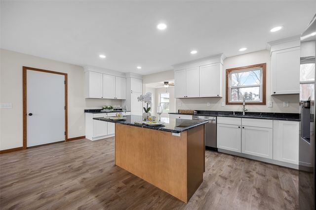 1613 Brookdale Lane, Cedar Rapids, IA 52402