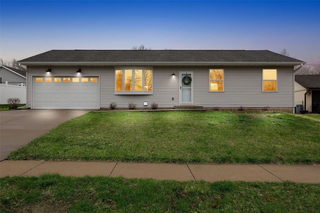 1613 Brookdale Lane, Cedar Rapids, IA 52402