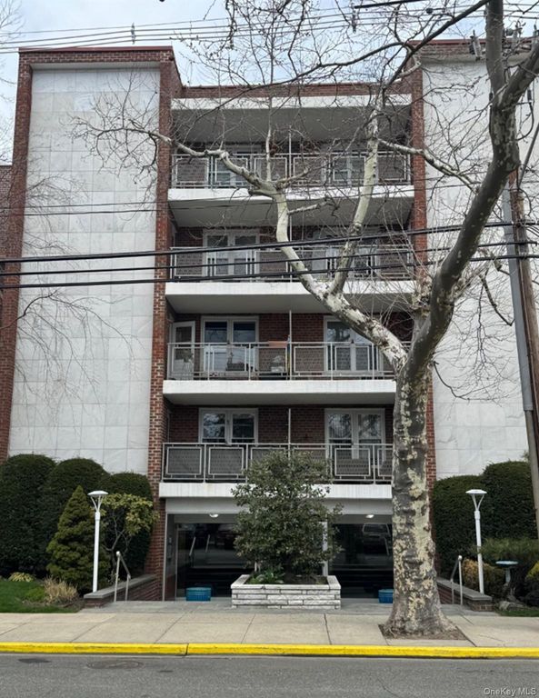 100 Brooklyn Avenue 3L, Freeport, NY 11520
