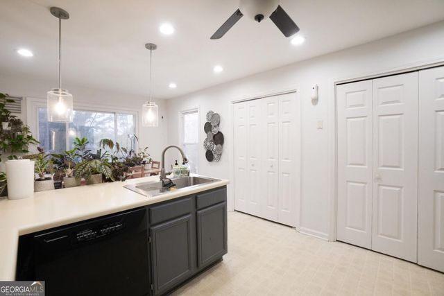 715 Lake Point Drive, Woodstock, GA 30189