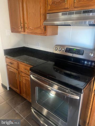 209 N WYCOMBE AVE, Lansdowne, PA 19050