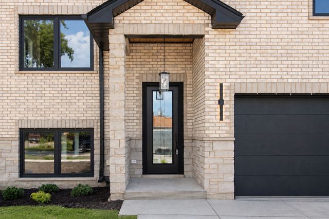 1039 North Avenue, Des Plaines, IL 60016