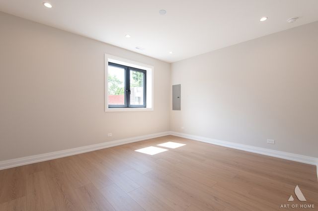 1039 North Avenue, Des Plaines, IL 60016