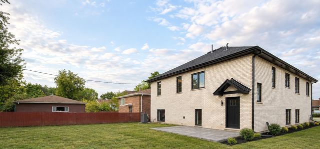 1039 North Avenue, Des Plaines, IL 60016