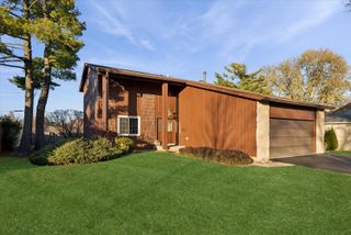 46 E Country Club Court, Palatine, IL 60067
