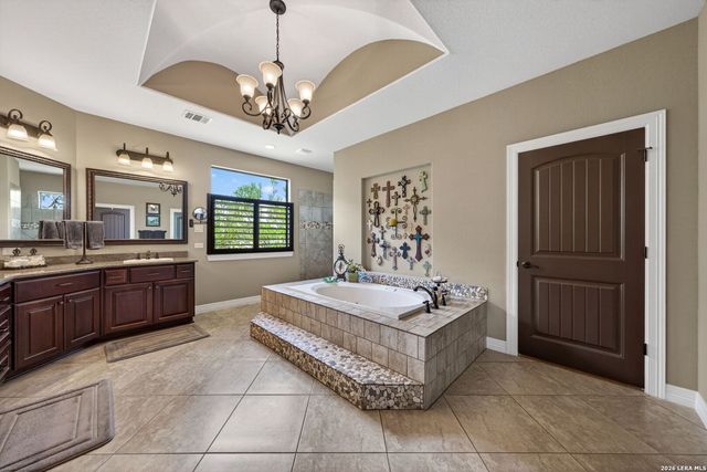 1467 Palomino Springs Dr, Bandera, TX 78003