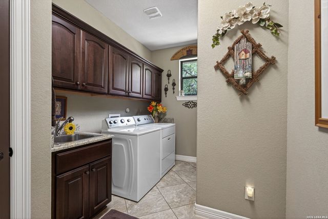 1467 Palomino Springs Dr, Bandera, TX 78003