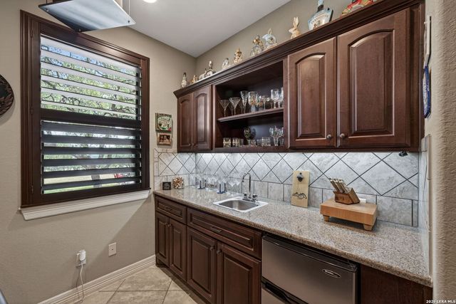 1467 Palomino Springs Dr, Bandera, TX 78003