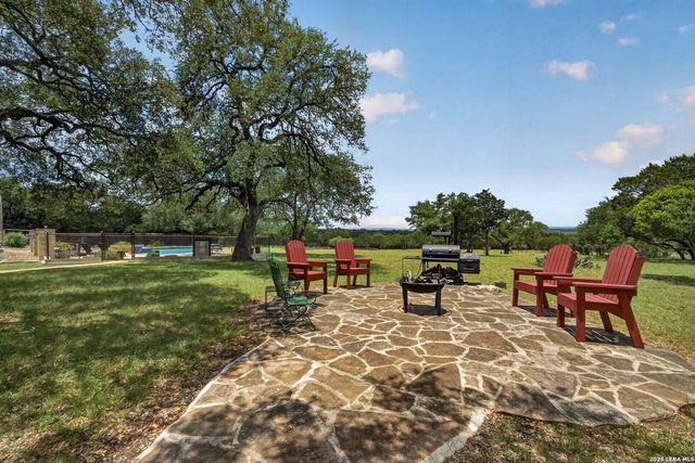 1467 Palomino Springs Dr, Bandera, TX 78003