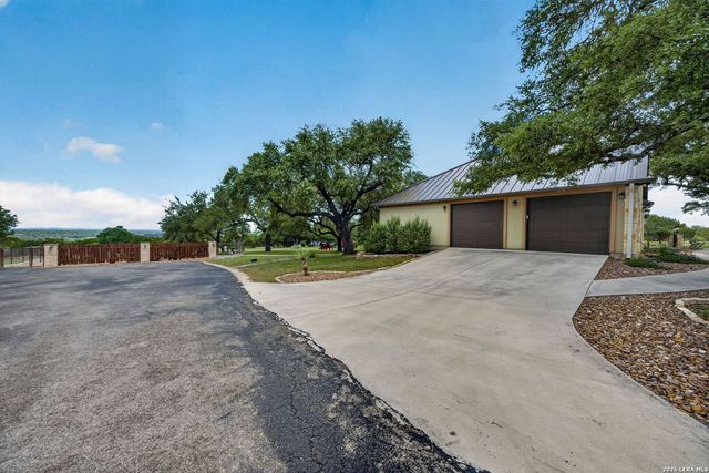 1467 Palomino Springs Dr, Bandera, TX 78003