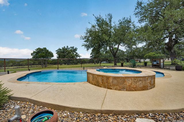 1467 Palomino Springs Dr, Bandera, TX 78003