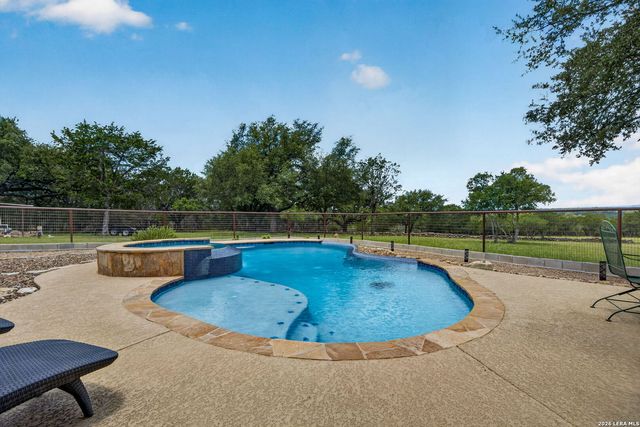 1467 Palomino Springs Dr, Bandera, TX 78003