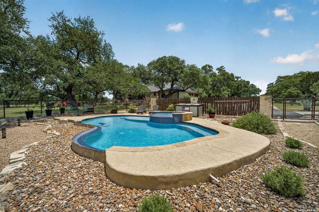 1467 Palomino Springs Dr, Bandera, TX 78003