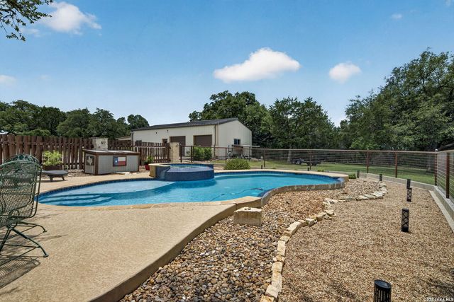 1467 Palomino Springs Dr, Bandera, TX 78003