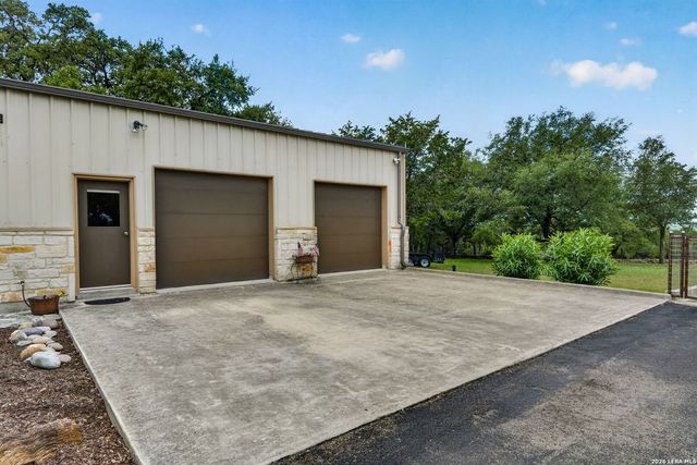 1467 Palomino Springs Dr, Bandera, TX 78003