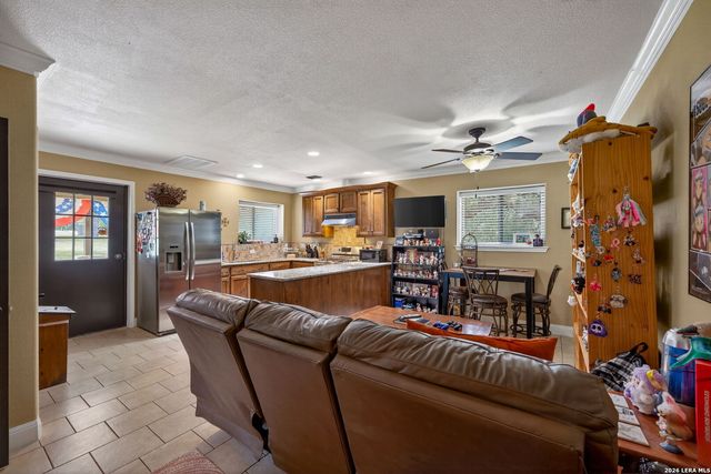 1467 Palomino Springs Dr, Bandera, TX 78003