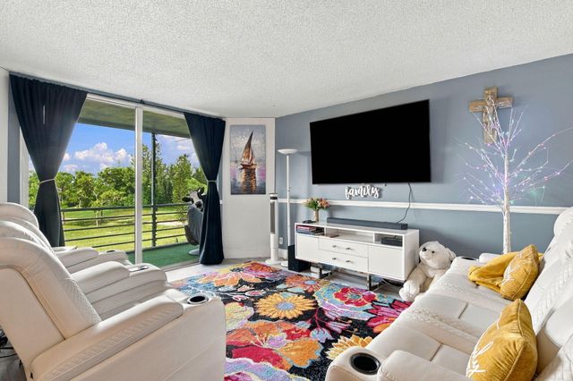 3465 Via Poinciana 405, Lake Worth, FL 33467