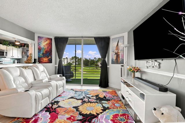 3465 Via Poinciana 405, Lake Worth, FL 33467