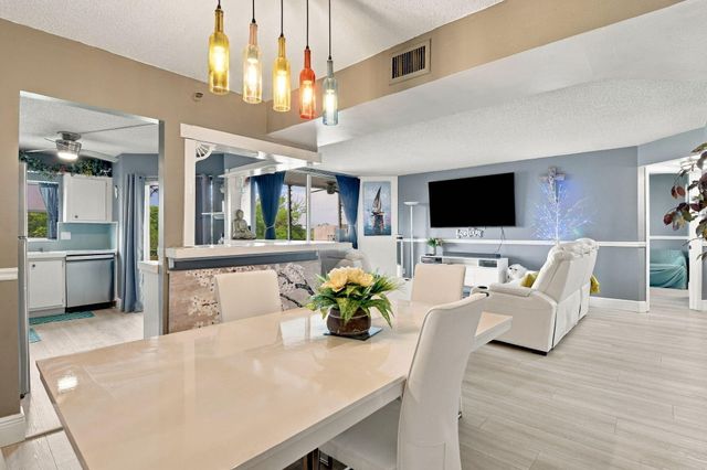 3465 Via Poinciana 405, Lake Worth, FL 33467