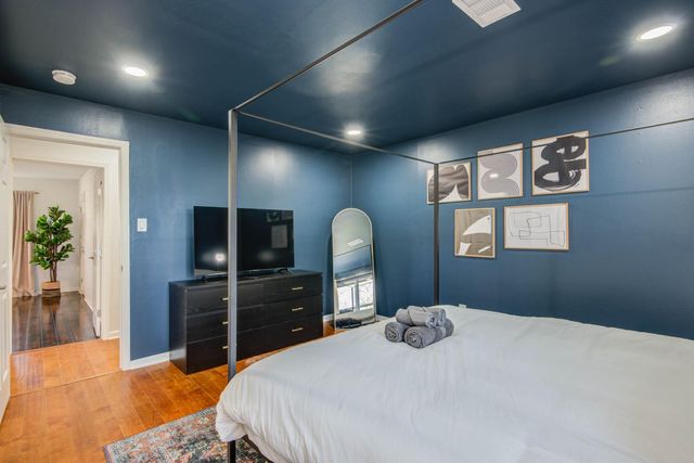 9515 Meadowglen Lane, Houston, TX 77063