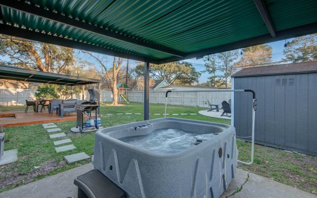 9515 Meadowglen Lane, Houston, TX 77063