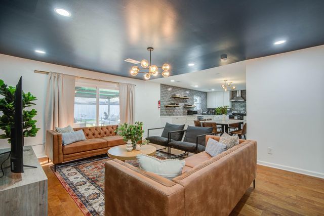 9515 Meadowglen Lane, Houston, TX 77063